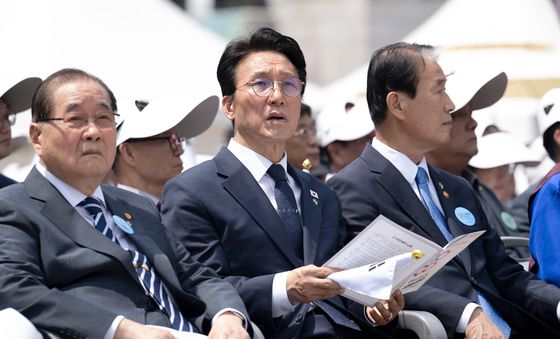 기념공연 보는 김민석 총리
