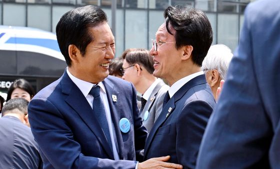 포옹으로 인사하는 김민석·정청래