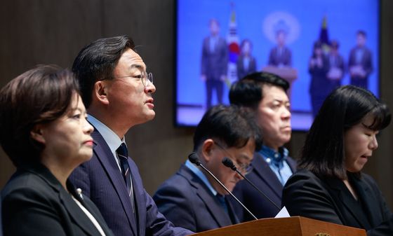 발언하는 신장식 권한대행