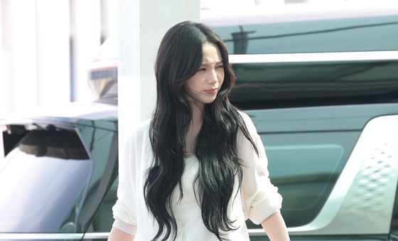 '찡그림도 귀엽네' 카리나, 애교 눈빛에 공항 들썩