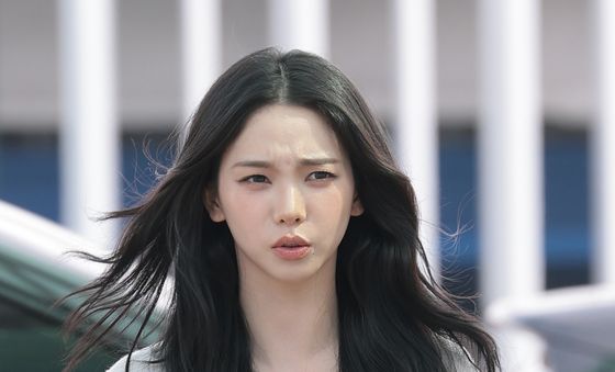 찡그린 카리나도 러블리
