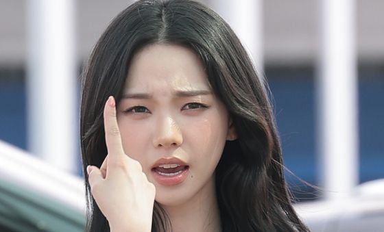 멕시코 향한 카리나, 불편함 속에도 빛난 애교 눈빛