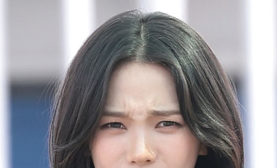 '찡그린' 카리나, 알레르기 잊게 한 러블리 매력
