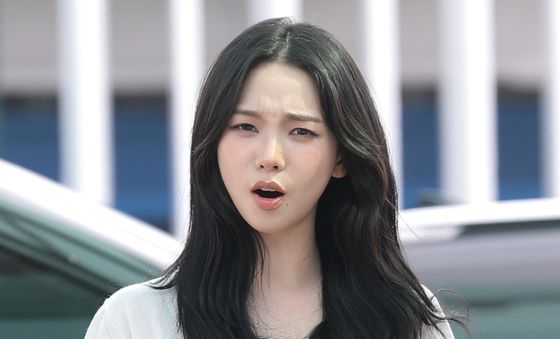 찡그려도 예쁜 카리나, 멕시코 출국길 포착