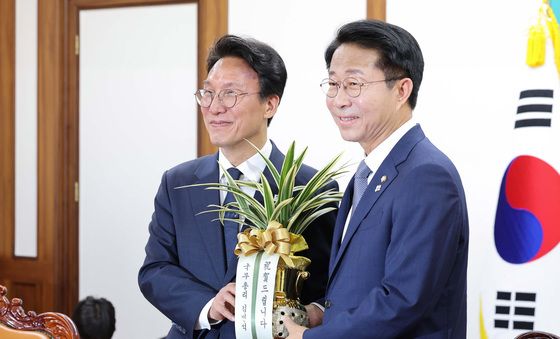 취임 축하난 선물하는 김민석 총리