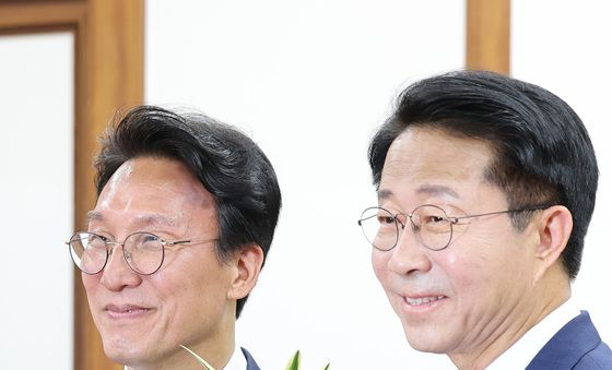 취임 축하난 들고 국회 찾은 김민석 총리