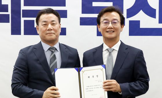 전재수 부산시장 당선인과 차재권 인수위원장
