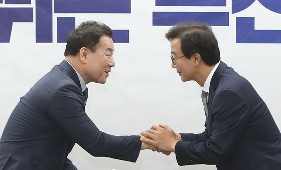 인수위원장에게 위촉장 수여하는 전재수 부산시장 당선인