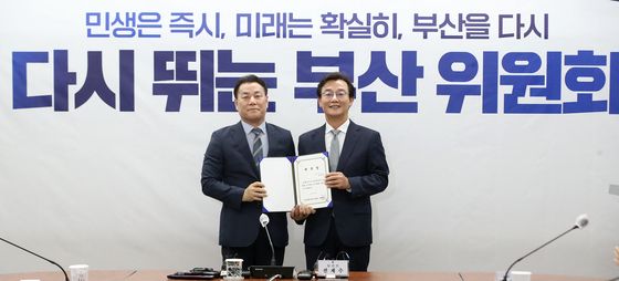 전재수 부산시장 당선인과 차재권 인수위원장