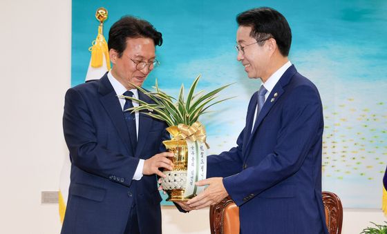 국회의장 취임 축하난 선물하는 김민석 총리