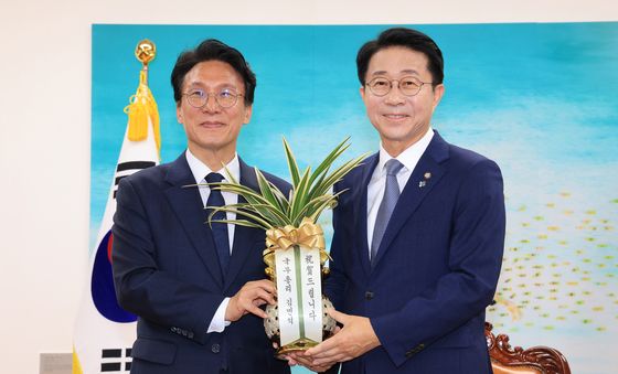 조정식 의장에게 축하난 선물하는 김민석 총리