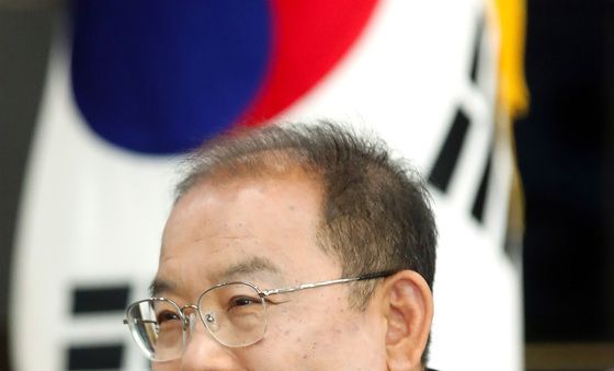 인수위원 격려하는 우성진 대구 동구청장 당선인
