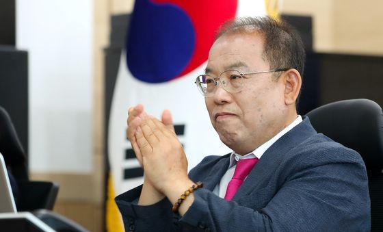 인수위원 격려하는 우성진 대구 동구청장 당선인