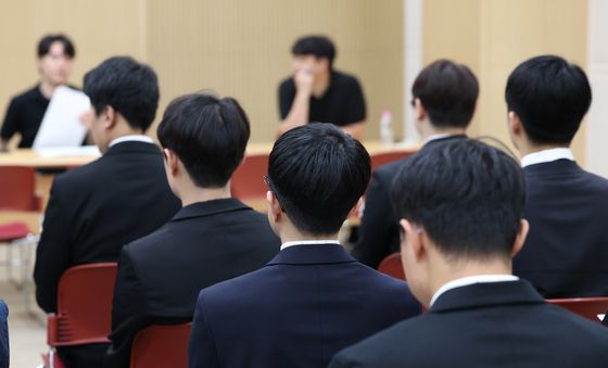면접 기다리는 구직자들