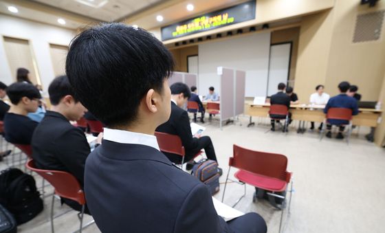 면접 기다리는 구직자들