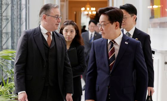 벨기에 총리와 정상회담장 향하는 이재명 대통령