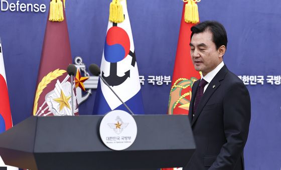 브리핑룸 들어서는 안규백 국방부 장관