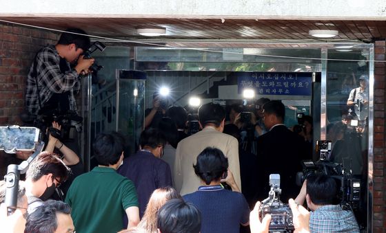 '투표용지 부족사태' 투표소 입장하는 법원 관계자들