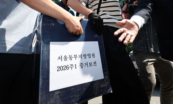 '투표용지 부족' 잠실 투표소에서 나오는 증거물