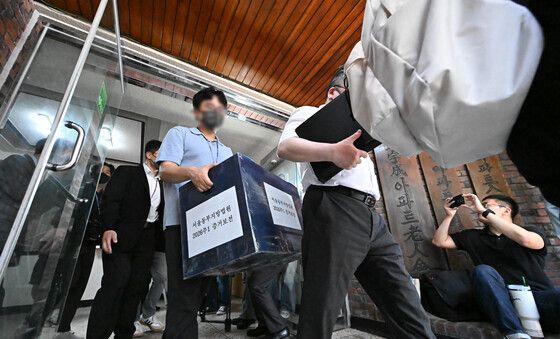 증거물 들고 투표소 나서는 법원 관계자들