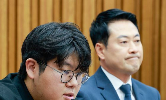 대학생 발언듣는 장동혁 대표