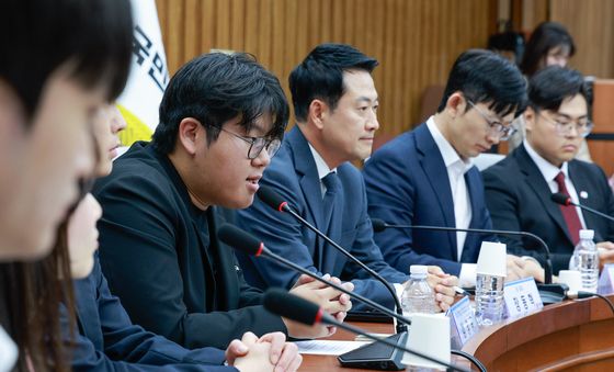 참정권 침해 의견 밝히는 대학생