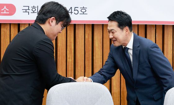 대학생 만나 인사 나누는 장동혁 대표
