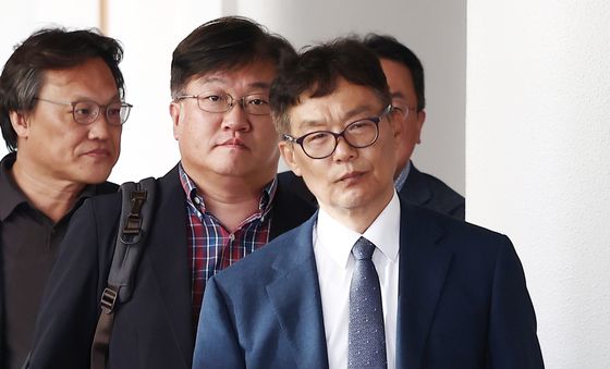 '투표용지 부족' 선관위 진상규명위 첫 회의 참석하는 위원들
