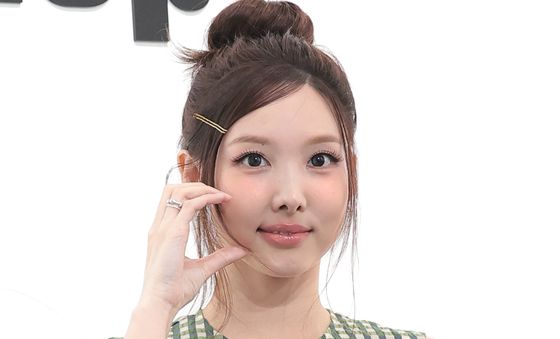 나연, 사랑스러운 볼 하트