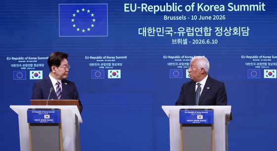 EU 상임의장 발표 듣는 이재명 대통령