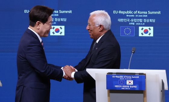 손 잡은 이재명 대통령·안토니우 코스타 상임의장