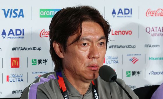 취재진 질문에 답하는 홍명보 감독