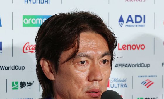 취재진 질문에 답하는 홍명보 감독