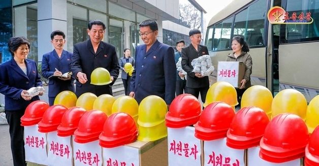 탄광지역에 '자원물자' 보내는 북한 주민들