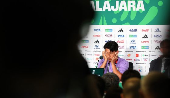 질문 경청하는 손흥민