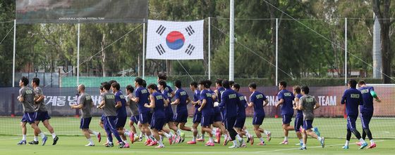 가볍게 몸 푸는 대한민국 축구대표팀