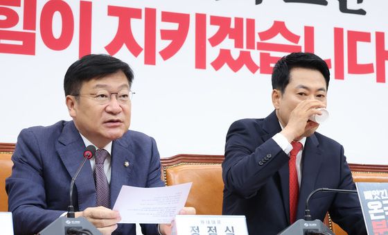 발언하는 정점식, 목 축이는 장동혁