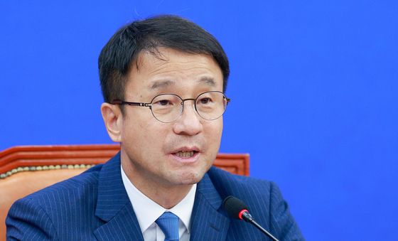 정점식 원내대표 당선 축하하는 한병도 원내대표
