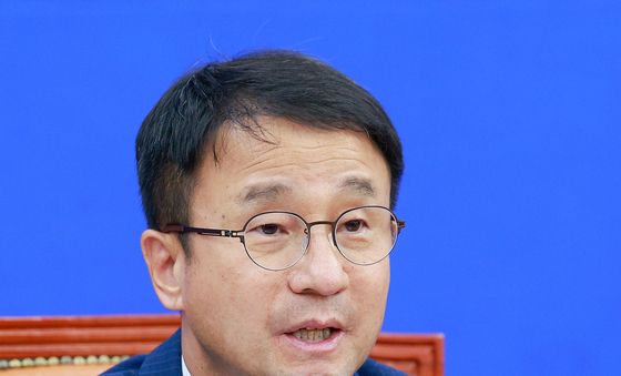 정점식 원내대표 당선 축하하는 한병도 원내대표