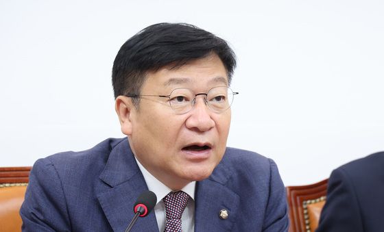 발언하는 정점식 원내대표