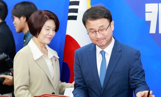 회의 입장하는 한병도·한정애
