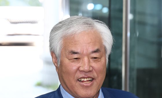 법정 들어가는 전광훈 목사
