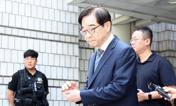1심 공소기각 후 법정 나서는 권순일 전 대법관
