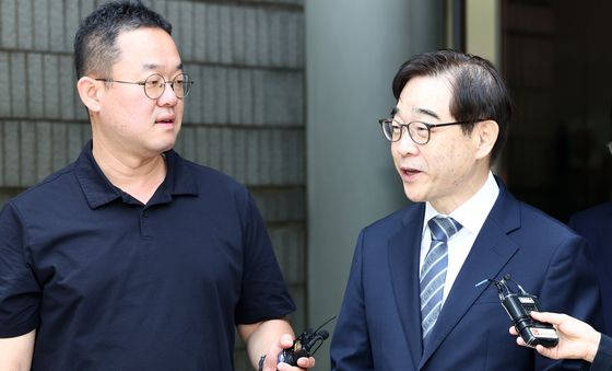 밝은 표정으로 입장 밝히는 권순일 변호사