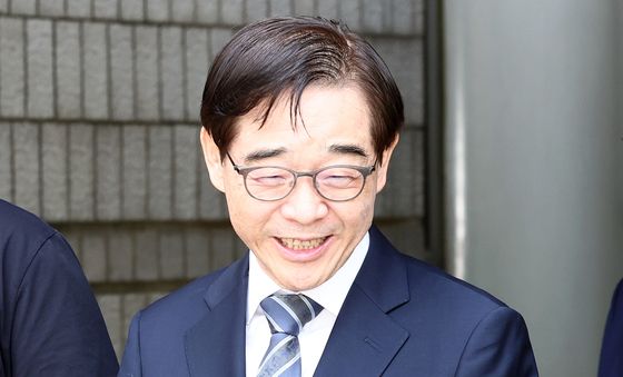 '1심 공소기각' 후 미소 짓는 권순일 전 대법관