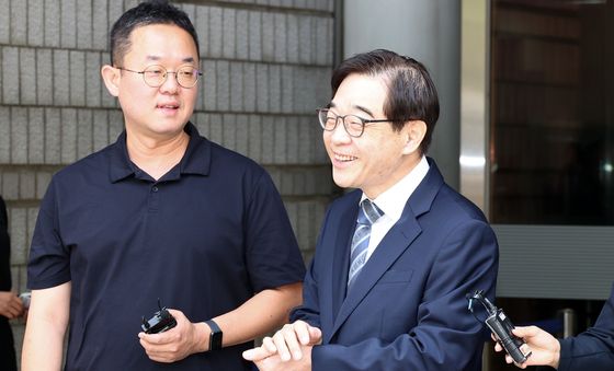 활짝 웃으며 법정 나서는 권순일 전 대법관