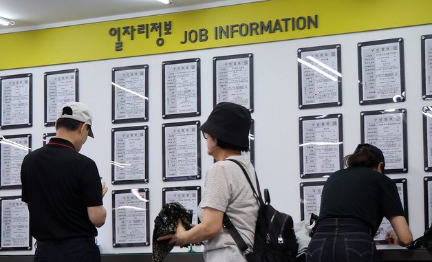 '중동쇼크'에 고용시장 흔들…17개월 만에 취업자 감소, 4만명↓
