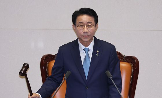 의사봉 두드리는 조정식 의장