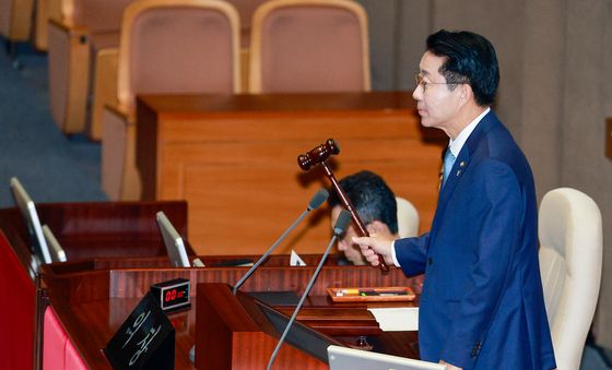 의사봉 두드리는 조정식 국회의장