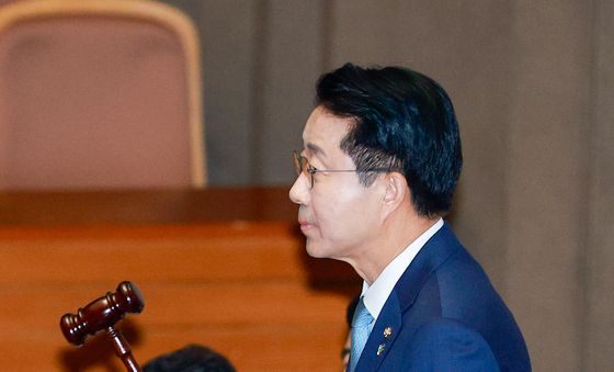 의사봉 두드리는 조정식 국회의장
